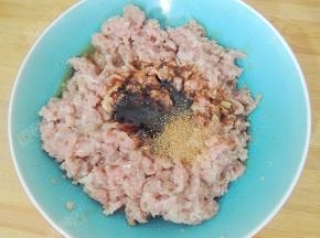 加入白胡椒粉、白糖、料酒、生抽、牛肉粉、蚝油