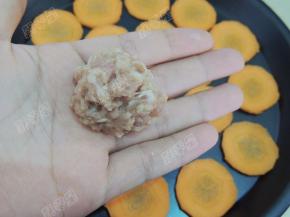 将做好的馅料团成丸子