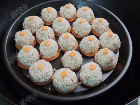 点缀上胡萝卜粒，入蒸锅大火蒸制15-20分钟