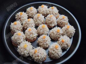 蒸熟的珍珠丸子可以直接食用，也可以蘸料食用