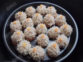 蒸熟的珍珠丸子可以直接食用，也可以蘸料食用