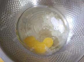 油、鸡蛋、水、糖粉放入盆中