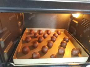 将烤盘放入预热好的烤箱，170度，中层烤35分钟