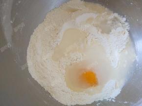 加入蛋液和水