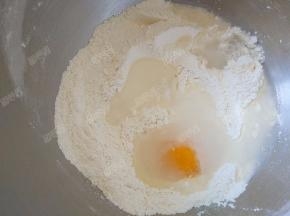 加入蛋液和水