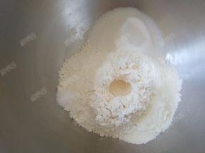 放入所有干性材料，盐、糖放对角，酵母放中间