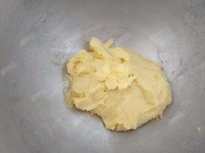 揉到可以拉出膜，但膜比较厚且容易破的时候加入黄油