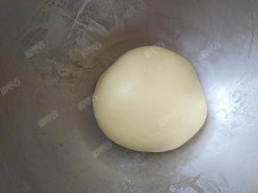 揉好的面团滚圆盖上湿布或者保鲜膜发酵