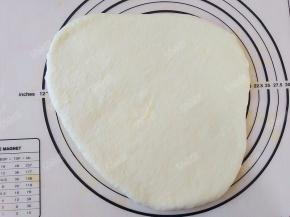 将发酵好的面团排气