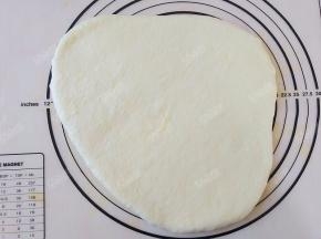 将发酵好的面团排气