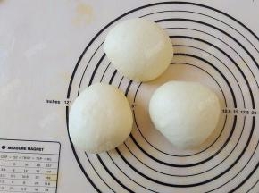 分割成三等份，盖上湿布或者保鲜膜室温醒15~20分钟