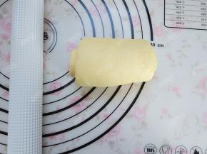 轻轻提起面团，翻面，尾端压薄，卷起,2.5圈为宜