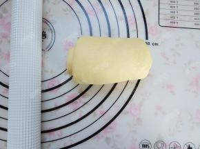 轻轻提起面团，翻面，尾端压薄，卷起,2.5圈为宜