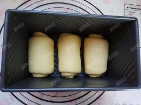 全部做好后，将面团同一方向摆入吐司盒中