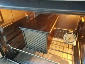 放入预热好的烤箱中下层，温度调整为160°，上下火烤32分钟