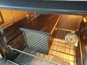 放入预热好的烤箱中下层，温度调整为160°，上下火烤32分钟