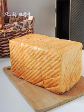 烤好的吐司及时取出散热，放凉后密封保存