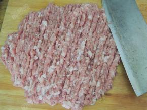 肉馅用刀剁成肉糜