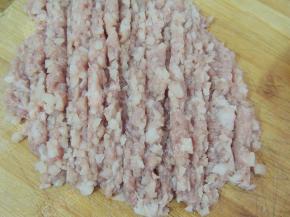 再次粗粗的剁几下，让藕粒和肉馅混合均匀