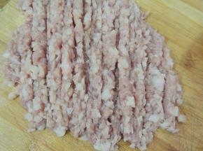 再次粗粗的剁几下，让藕粒和肉馅混合均匀