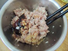 剁好的肉馅放入碗中，加入白胡椒粉、白糖、料酒、生抽、牛肉粉、蚝油拌匀
