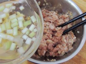 一边搅拌一边加入适量葱姜水，最后加入一勺淀粉拌匀