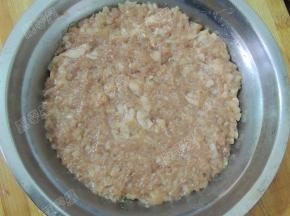 将肉馅平铺在碗中