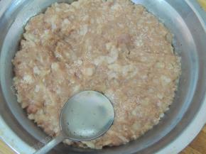 用勺子在肉馅上摁三个小坑，方便蛋黄固定不乱跑