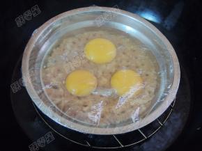 用保鲜膜包好，用牙签插几个洞。水开上锅中火蒸10-15分钟