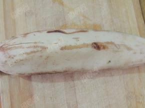 莲藕洗净切成较粗的颗粒