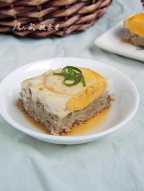 出锅后浇蒸鱼豉油和香油，葱花点缀即可