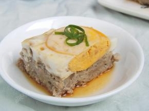 出锅后浇蒸鱼豉油和香油，葱花点缀即可