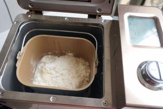 面粉、盐、凉水入东菱3C面包桶中，加点盐，面条更筋道