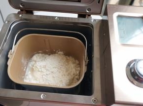 面粉、盐、凉水入东菱3C面包桶中，加点盐，面条更筋道