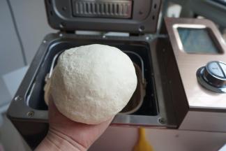 揉好的面团放在桶里饧20分钟左右再擀