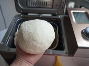 揉好的面团放在桶里饧20分钟左右再擀