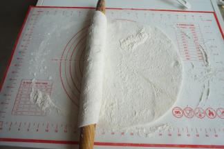 将面团擀成面皮，再卷起来，左擀右擀，厚度约为4、5毫米