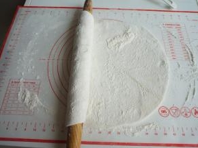 将面团擀成面皮，再卷起来，左擀右擀，厚度约为4、5毫米