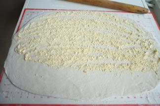 表面撒一层棒子面，没有用白面也成，粗细棒子面都成，能吸潮，还防粘