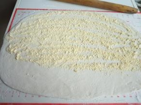 表面撒一层棒子面，没有用白面也成，粗细棒子面都成，能吸潮，还防粘