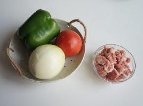 来处理一下拌面菜料：洋葱、青椒、西红柿洗净；肉馅一小碗，量多量少可随意