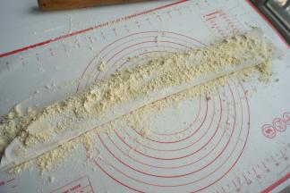 先对折，再在表面撒一层棒子面，再对折，如此反复，成折扇状