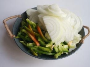 青椒去籽切细丝；洋葱切细丝