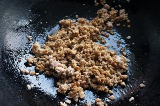 炒锅中倒少许油，将肉馅煸炒变色，倒生抽去腥调味