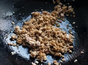 炒锅中倒少许油，将肉馅煸炒变色，倒生抽去腥调味