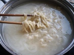 炒菜的时候，可以另起锅烧水，水开后，将面条上的棒子面抖落下来，入锅中煮熟