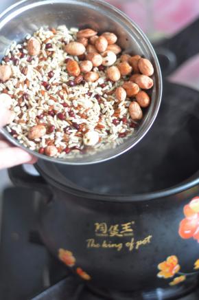 砂锅里水开后，倒入泡好的杂粮。