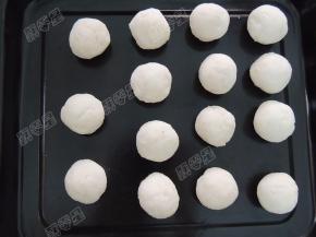 把山药泥分成小剂子，和成圆，我用了50克的月饼模具，大约每个是25克