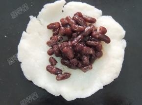 中间放入蜜红豆