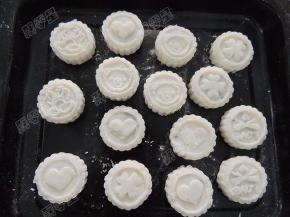 轻轻用力按压，提起月饼模具，红豆山药糕就做好啦